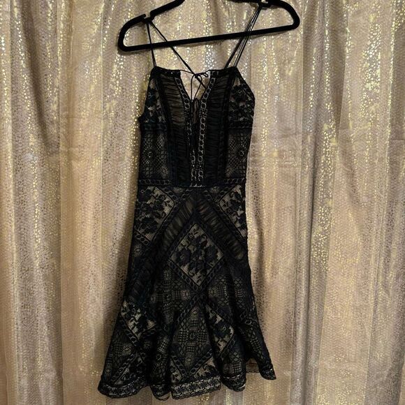 Tadashi Shoji Black Nude Charlize Lace Mini Dress Size 2 NWT Flawed - Picture 1 of 11